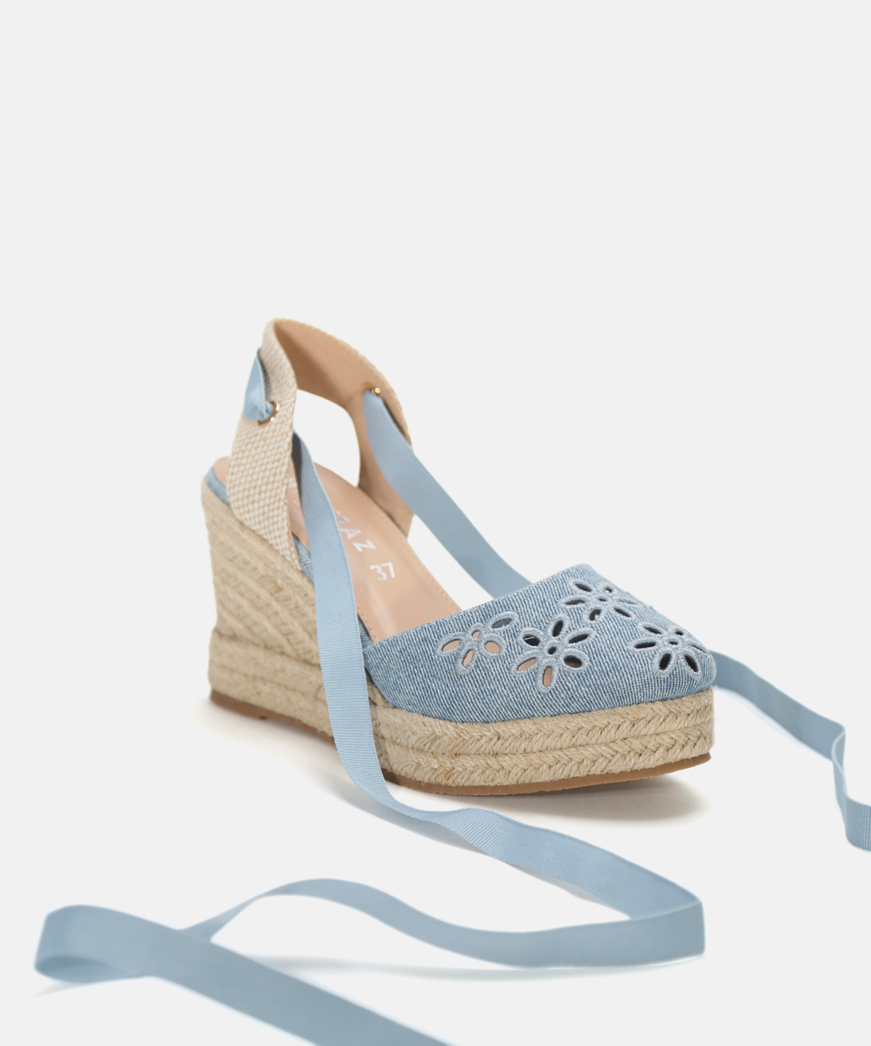 Cunha com bordado de flores